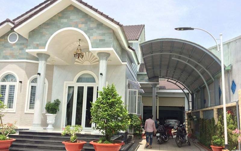 mái tôn che sân trước nhà