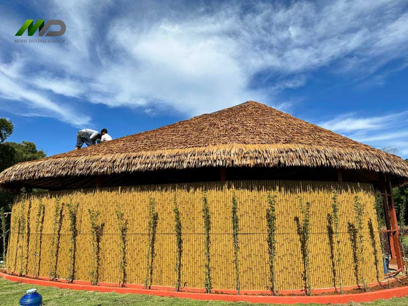 Rơm Nhân Tạo – Giải Pháp Trang Trí Rẻ Bền Đẹp Cho Công Trình Thiết Kế Hiện Đại 6 Rơm nhân tạo